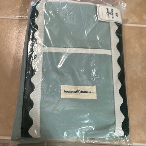 NWT Cooler Scalloped Tote - Picture 5 of 8